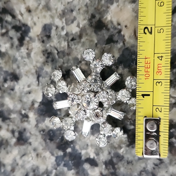 Vintage Elegant Silver Tone Sparkling Crystal Brooch - Picture 6 of 6